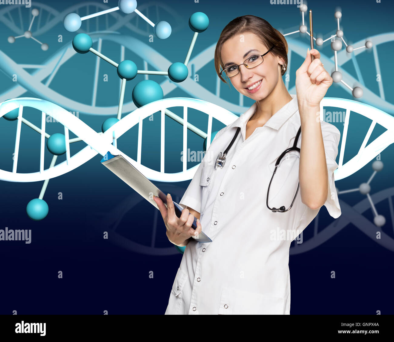 Lächelnde Ärztin im weißen Kittel und DNA-Molekül Formel auf blauem Hintergrund Stockfoto