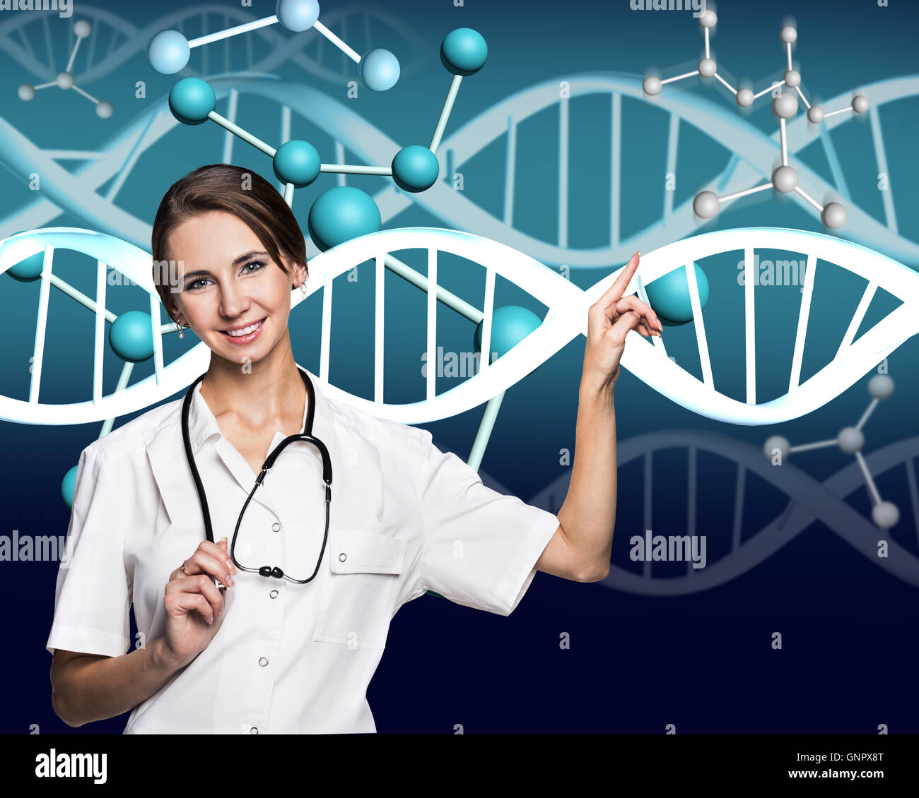Lächelnde Ärztin im weißen Kittel und DNA-Molekül Formel auf blauem Hintergrund Stockfoto