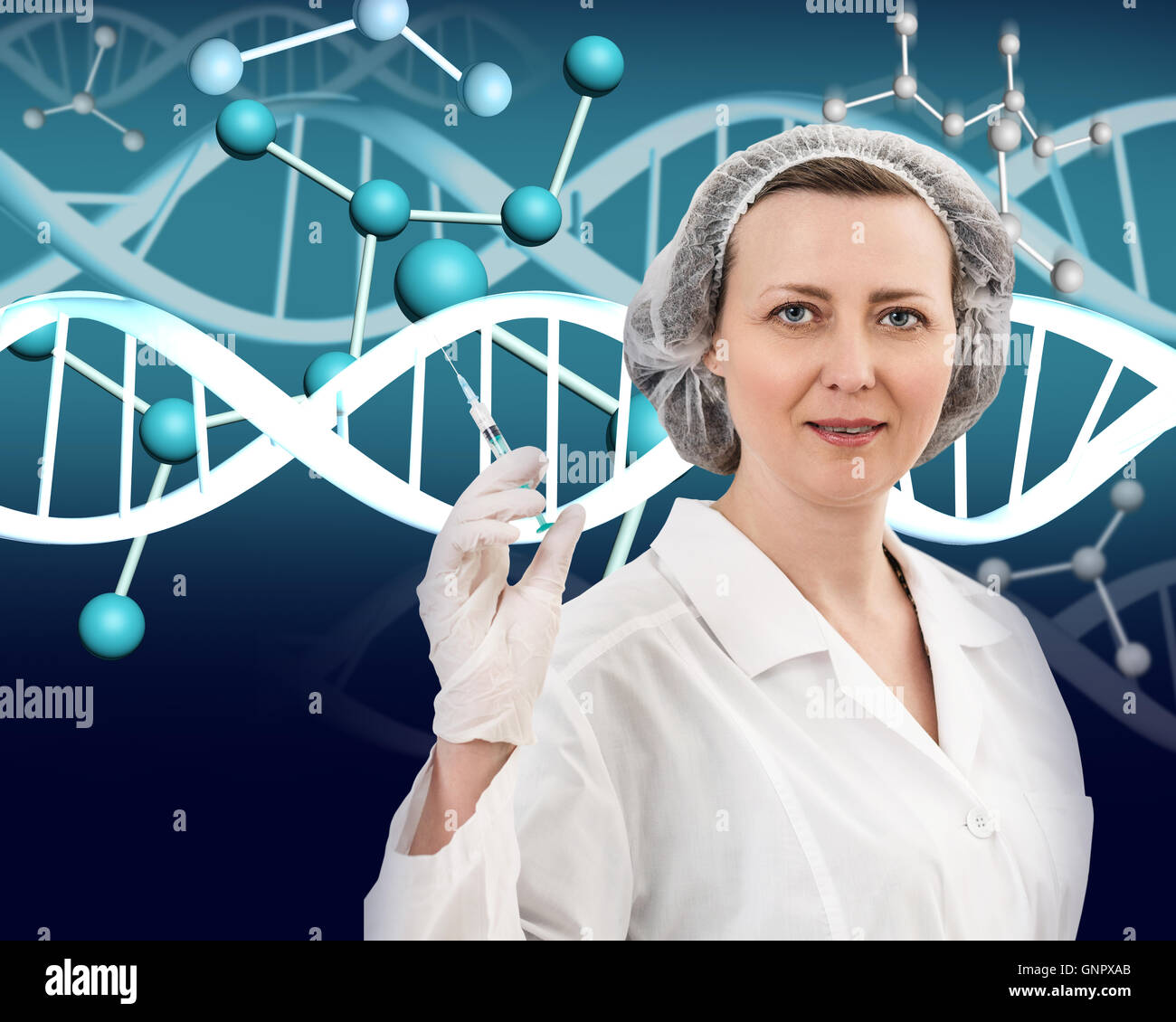 Lächelnde Ärztin im weißen Kittel und DNA-Molekül Formel über grauen Hintergrund Stockfoto