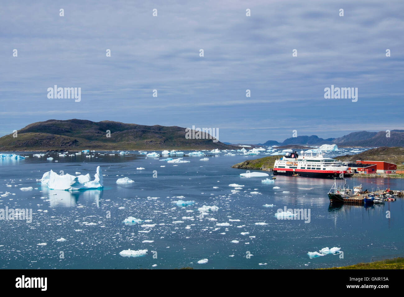 Eis aus Tunulliarfik Fjord mündet in den Hafen und Narsaq Sound im Sommer. Narsaq Kujalleq, Süd-Grönland Stockfoto