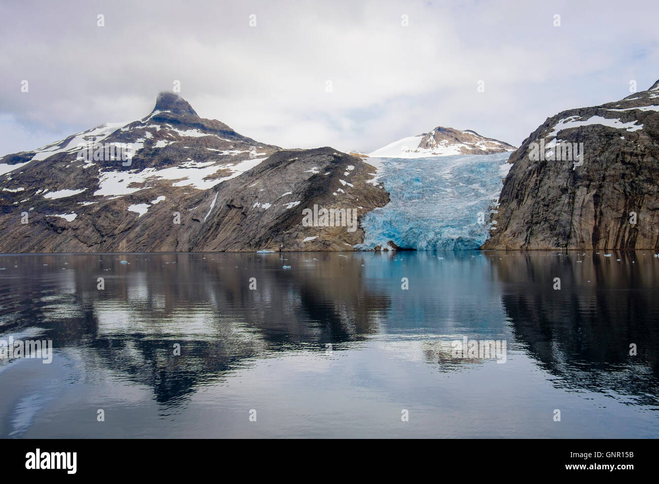 Ein Gletscher aus dem Eis Blatt Kalben in Prinz Christian Sund / Prins Christen Sund im Sommer. Kujalleq Südgrönland. Stockfoto