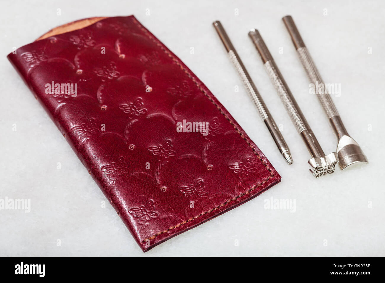 Portefeuille - neue handgemachte Leder-Etui für Schauspiel und Prägung Werkzeuge auf Marmorplatte Stockfoto