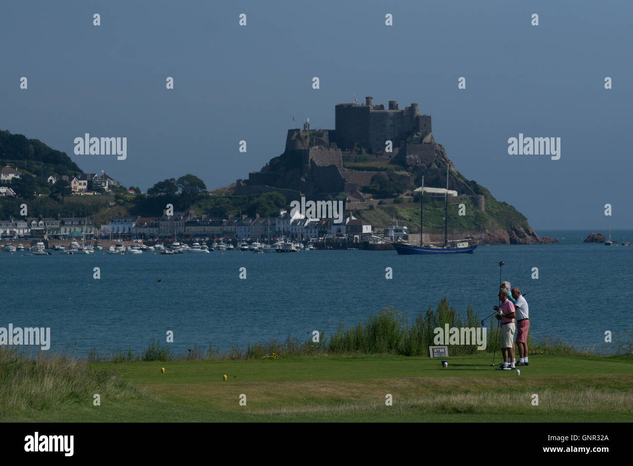 Golfspieler auf dem Golfplatz Royal Jersey, mit Gorey Castle in den Hintergrund, Jersey, Kanalinseln Stockfoto