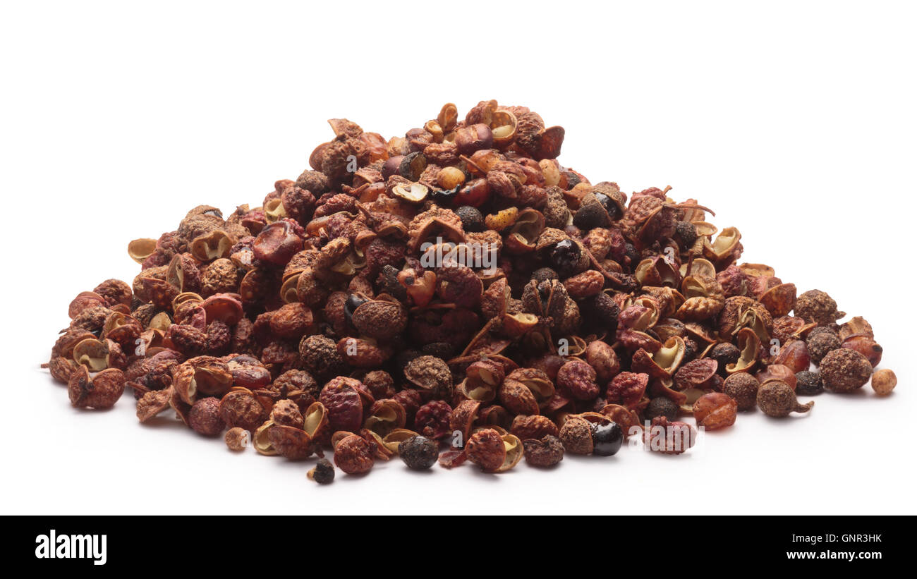 Haufen von Sichuanpfeffer (Samen der Zantoxylum Simulans). Auch bekannt als chinesischer Koriander, Thingye, Szechuan(Szechwan) Pfeffer. Stockfoto