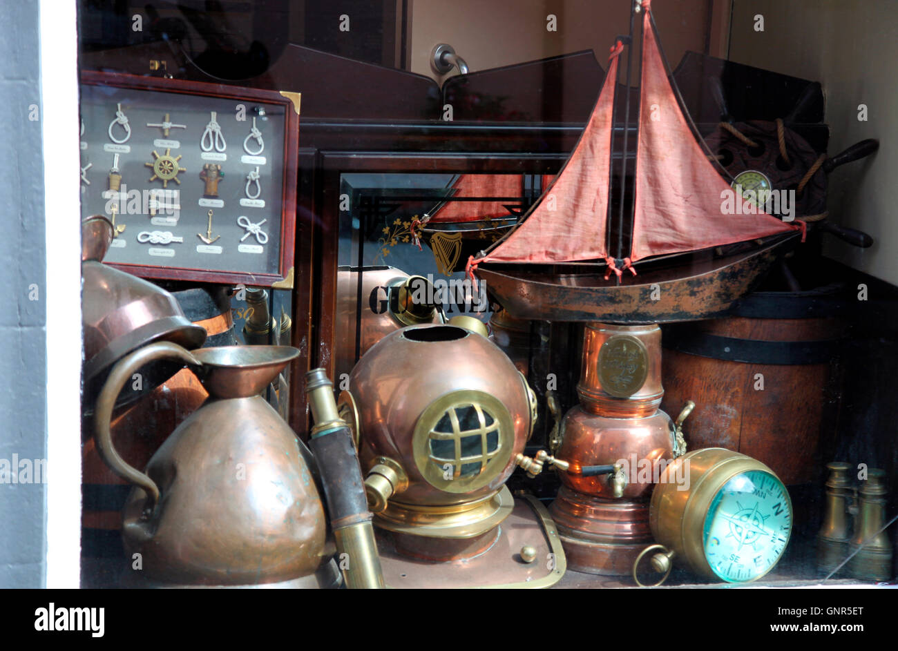 Nautische Antiquitäten auf dem Display in der Anchor Bar, Carlingford Stockfoto