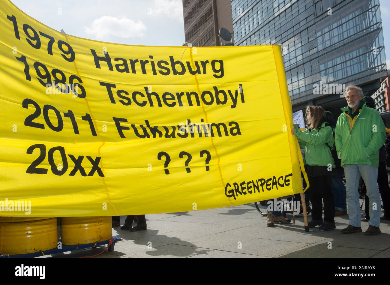 Berlin, Deutschland, Menschen in eine Anti-Atom-Demonstration Stockfoto