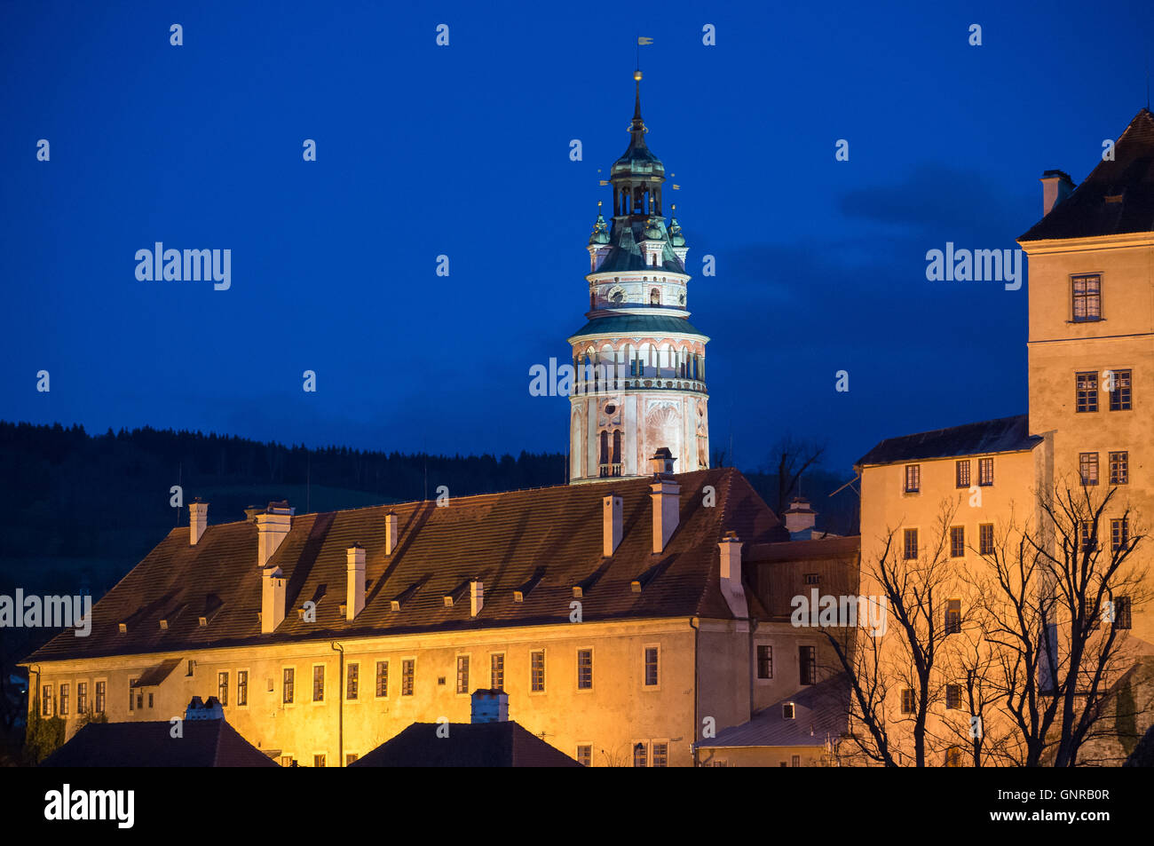Cesky Krumlov, Tschechische Republik, ÄŒeskÃ½ Krumauer Schloss mit Schlossturm in der Nacht Stockfoto