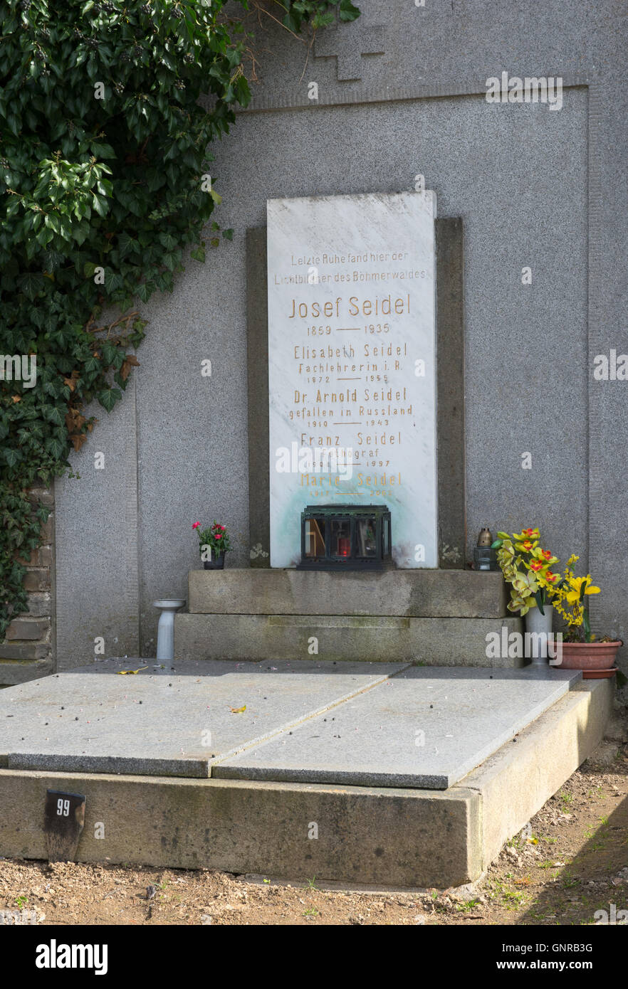 Cesky Krumlov, Tschechische Republik, Grab des Fotografen Josef und František Seidel auf dem Friedhof Stockfoto