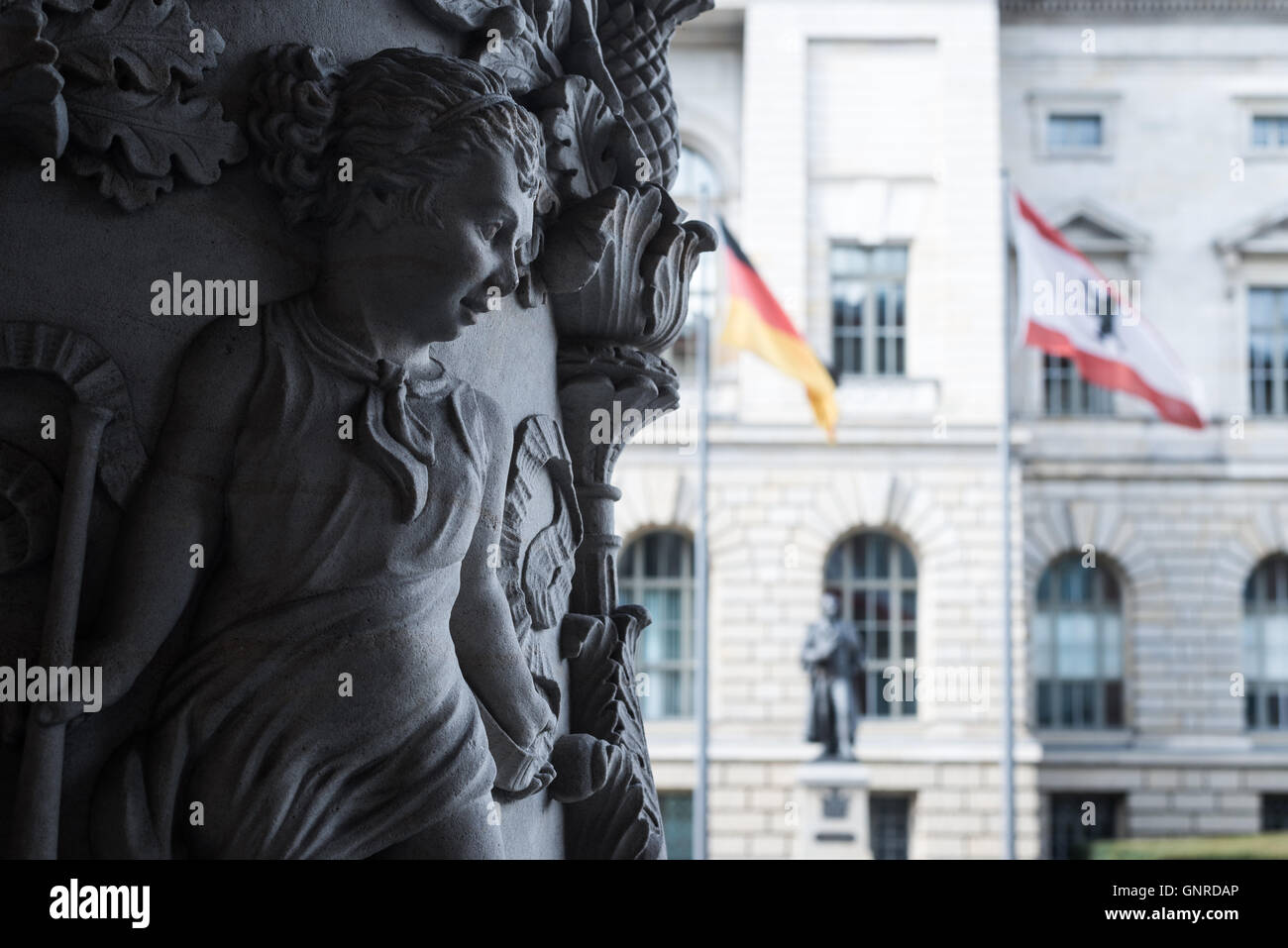 Berlin, Deutschland, auf die Figur Saeule der Martin-Gropius-Bau Stockfoto