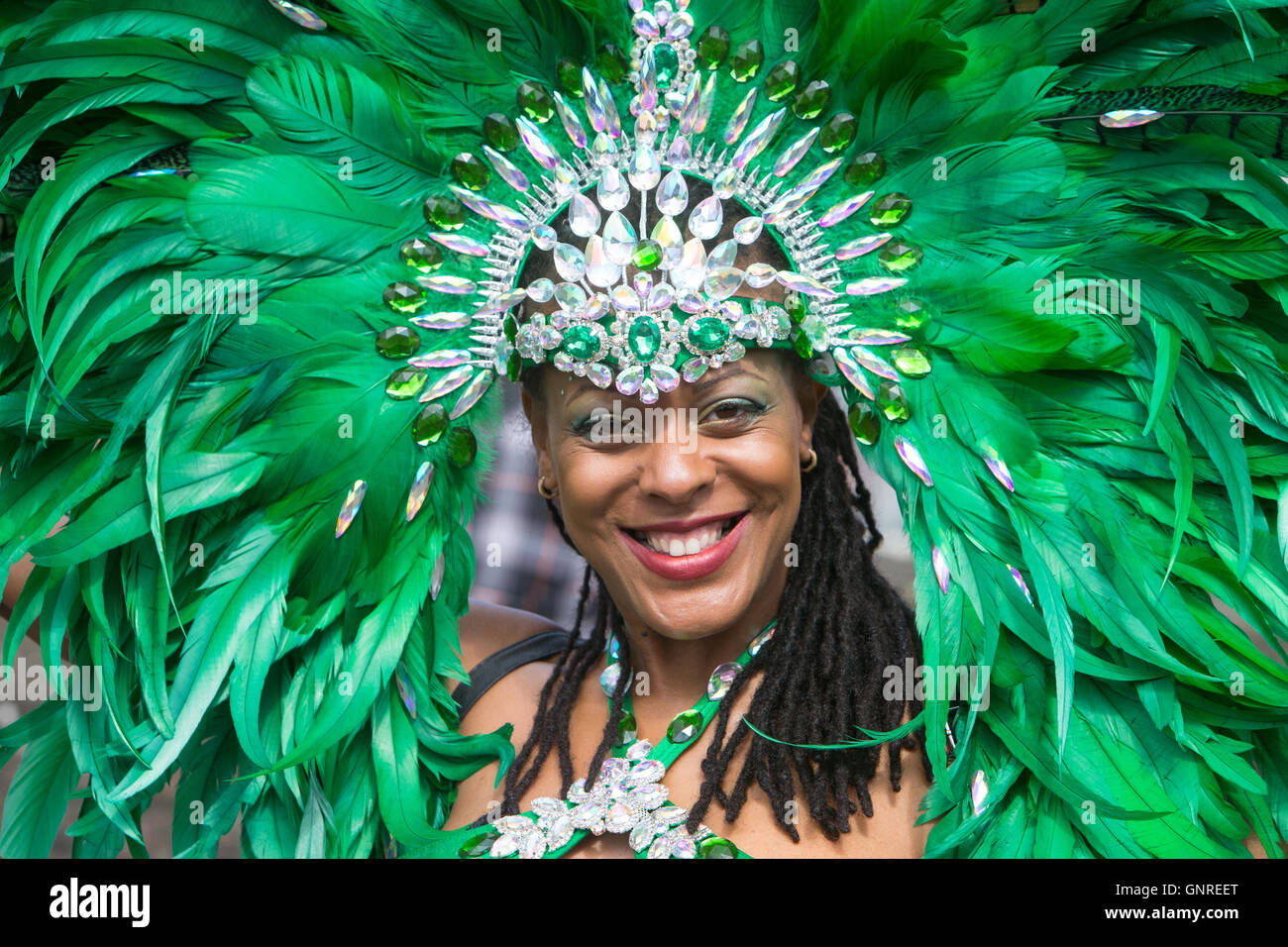 Ein Festival Performer im traditionellen Kostüm paradieren am Karneval von Notting Hill im Westen Londons Stockfoto