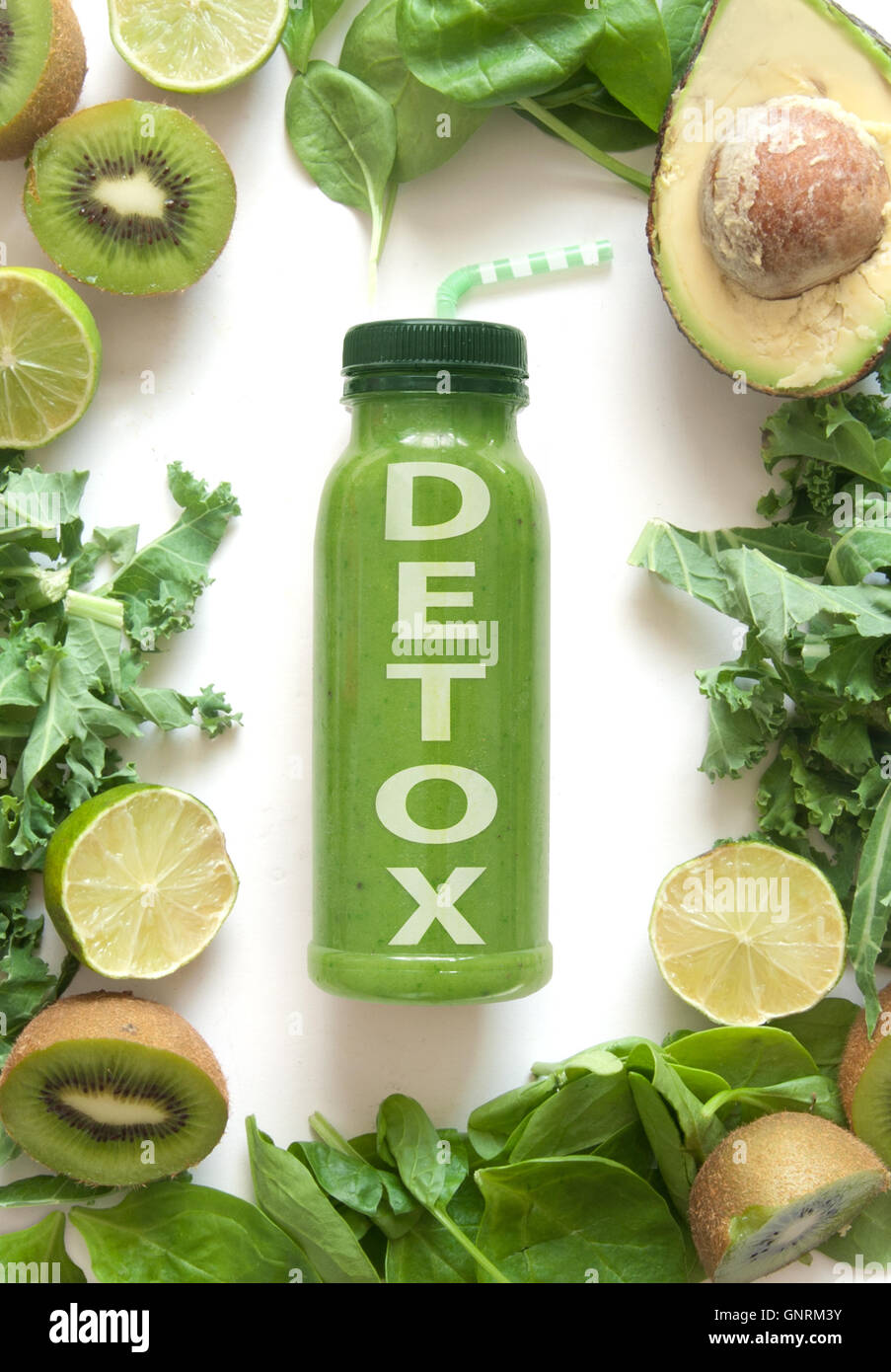 In Flaschen grüner Smoothie, umgeben von Obst und Gemüse wie Spinat, Grünkohl und avocado Stockfoto