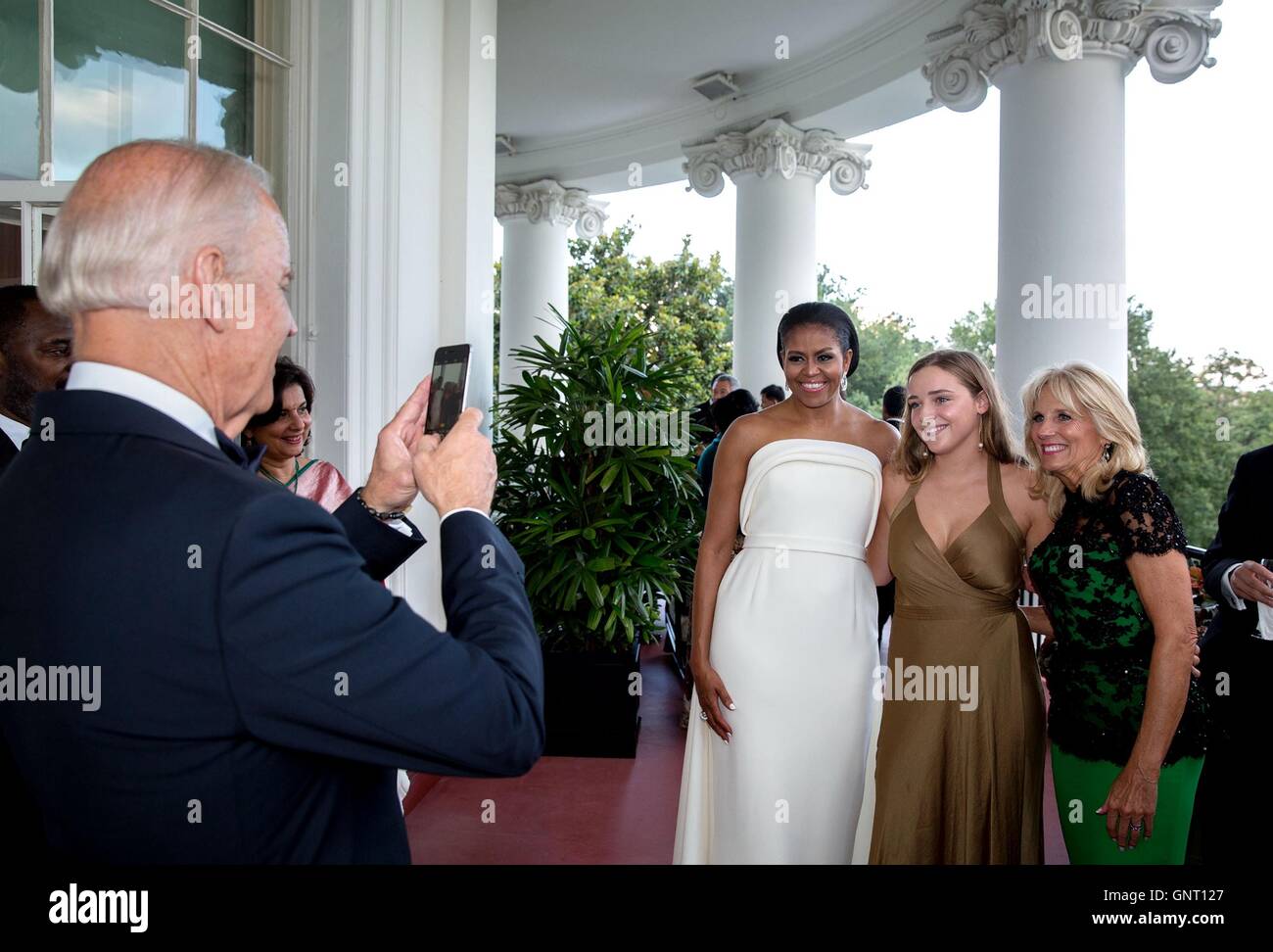 US-Vizepräsident Joe Biden nimmt ein Foto von First Lady Michelle Obama mit seiner Enkelin Finnegan Biden und Frau Dr. Jill Biden im Rahmen eines Empfangs für Singapur Premierminister Lee Hsien Loong auf die Truman-Balcony des weißen Hauses 2. August 2016 in Washington, DC. Stockfoto