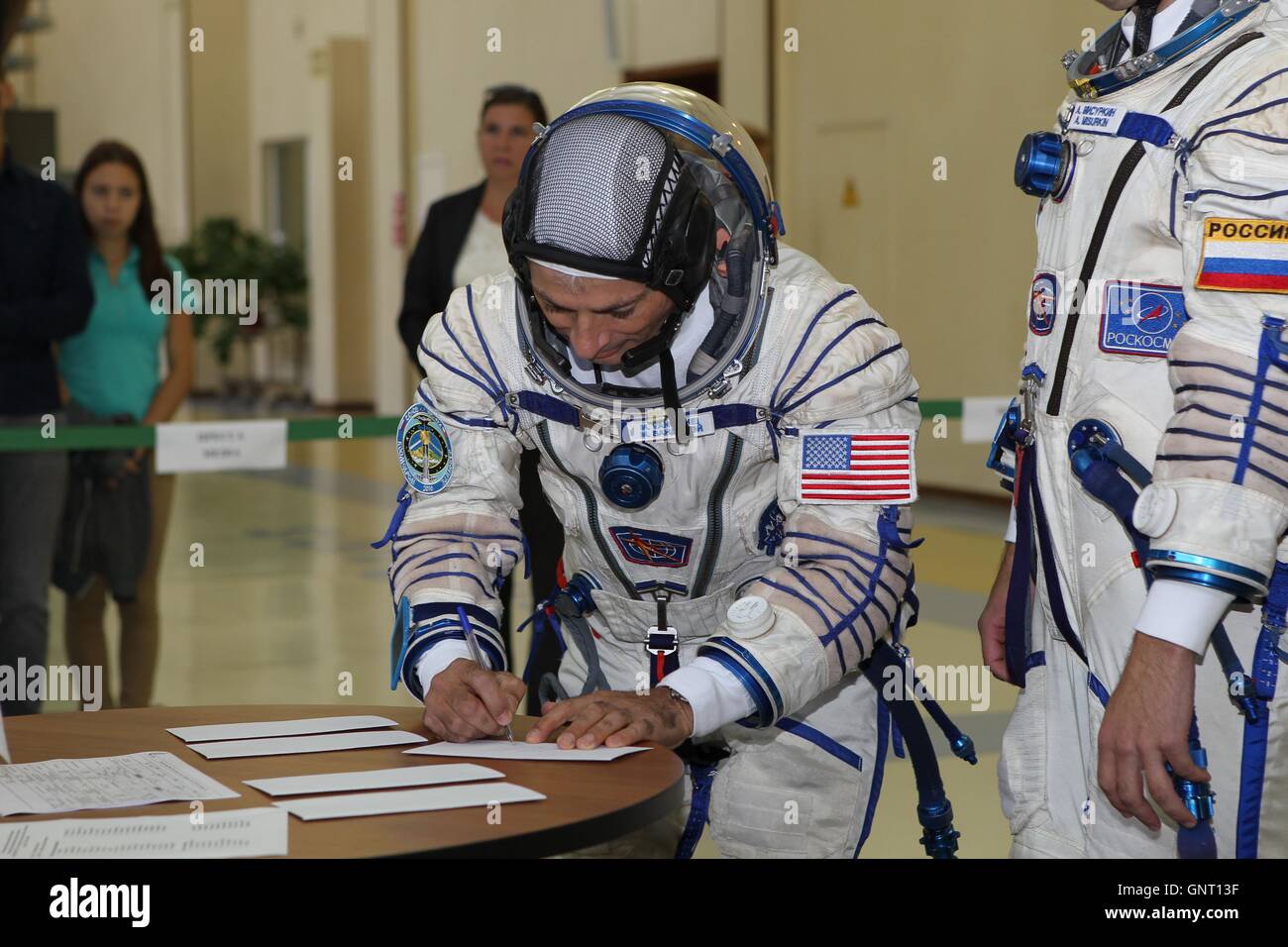 Internationale Raumstation ISS Expedition 49-50 backup Crew Mitglied US-amerikanischer Astronaut Mark Vande Hei meldet sich an für die Finalqualifikation Prüfungen auf der Gagarin-Kosmonautentrainingszentrum 30. August 2016 in Star City, Russland. Stockfoto