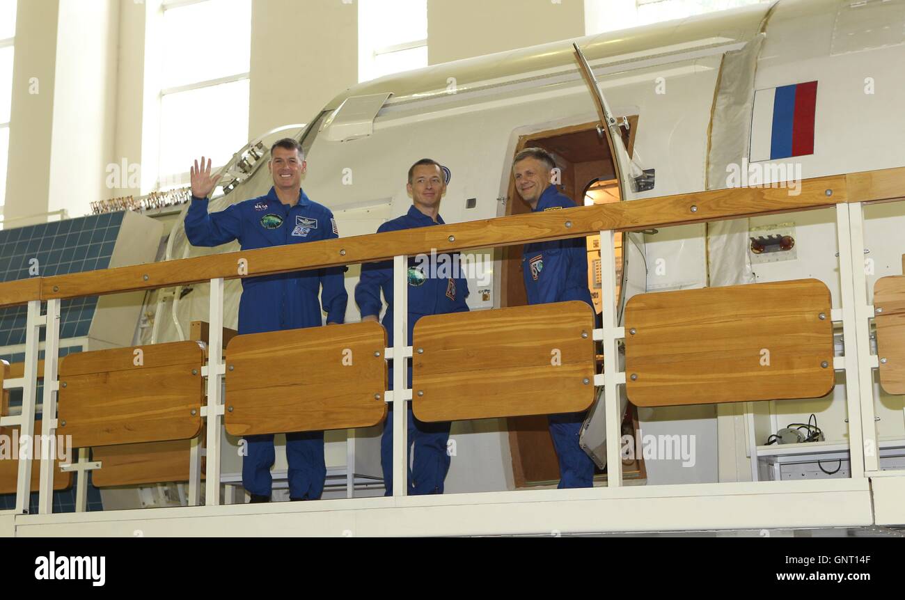 Internationale Raumstation ISS Expedition 49-50 Mannschaft Mitglieder amerikanischer Astronaut Shane Kimbrough und russischen Kosmonauten Andrey Borisenko, Center und Sergey Ryzhikov Welle prime verlassen um zwei Tage der Abschlussqualifikation Prüfungen 30. August 2016 in Star City, Russland zu beginnen. Das Trio bereitet sich auf Start am 24. September auf dem Raumschiff Sojus MS-02 nach einer fünfmonatigen Mission auf der internationalen Raumstation ISS. Stockfoto