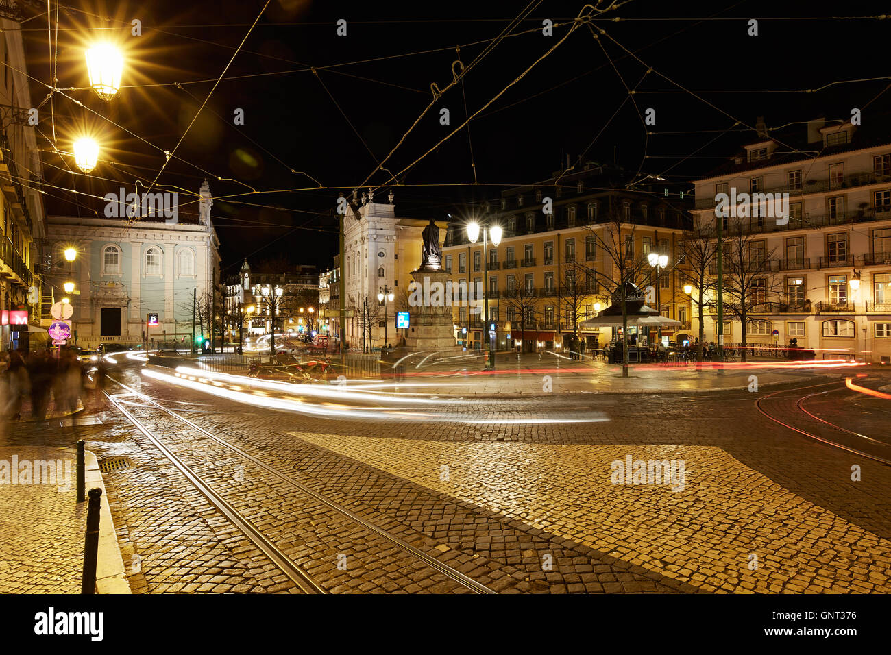 Lissabon, Portugal, Placa Luis de Camoes in der Nacht Stockfoto