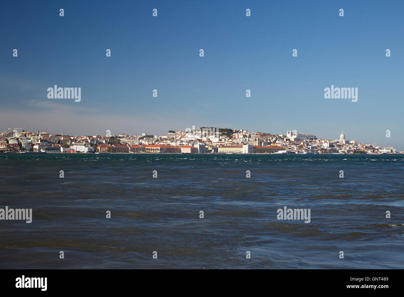 Almada, Portugal, mit Blick auf den Fluss Tejo in Lissabon Stockfoto