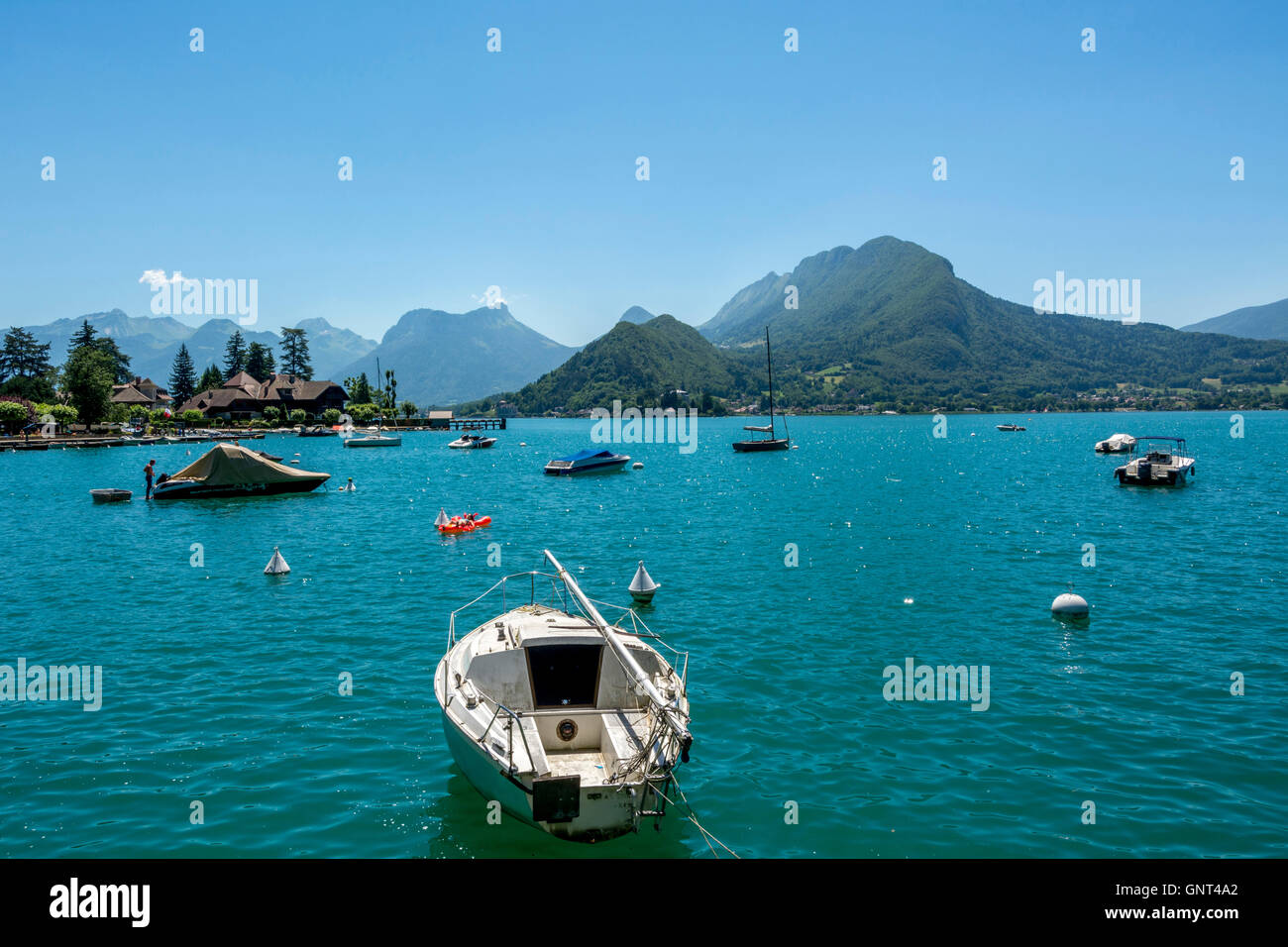 Lake Annecy in Talloires, Massif des Bauges Hintergrund, Haute-Savoie, Frankreich, Europa Stockfoto