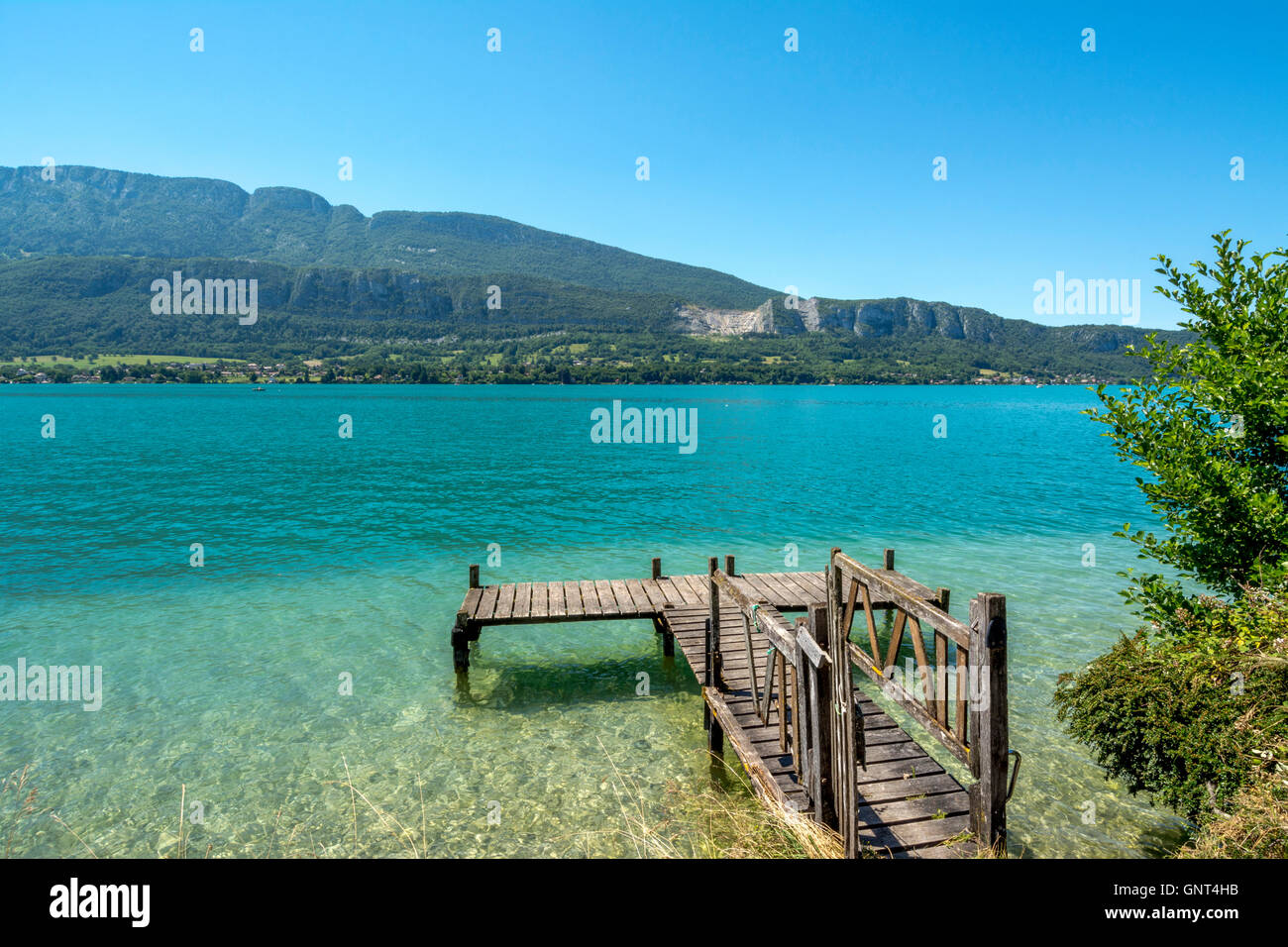 Holzponton am Lac d ' Annecy. Haute-Savoie. Frankreich. Europa Stockfoto