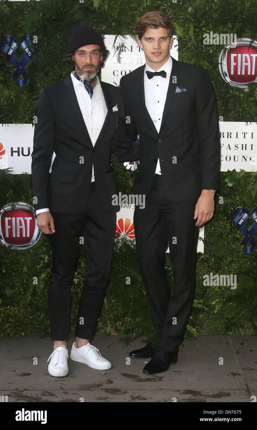 12. Juni 2016 - Toby Huntington-Whitely Teilnahme an einem für den jungen Mode Ball 2016 an Victoria & Albert Museum in London, Vereinigtes Königreich. Stockfoto