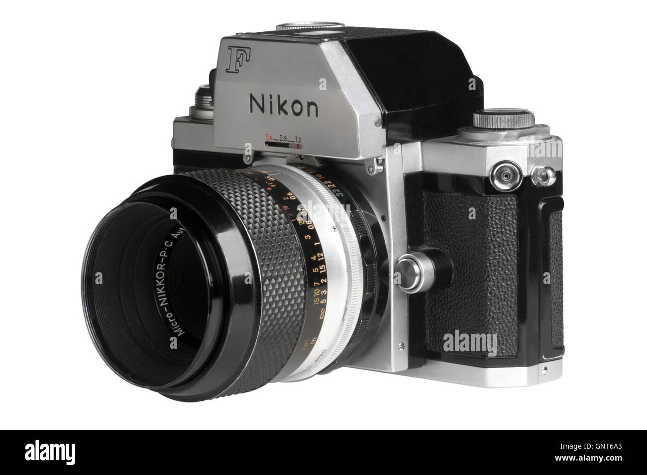 1971 Nikon F mit Photomic FTn Dosierkopf, 55 mm Micro-Nikkor angebracht.  Verkleidung links Stockfoto