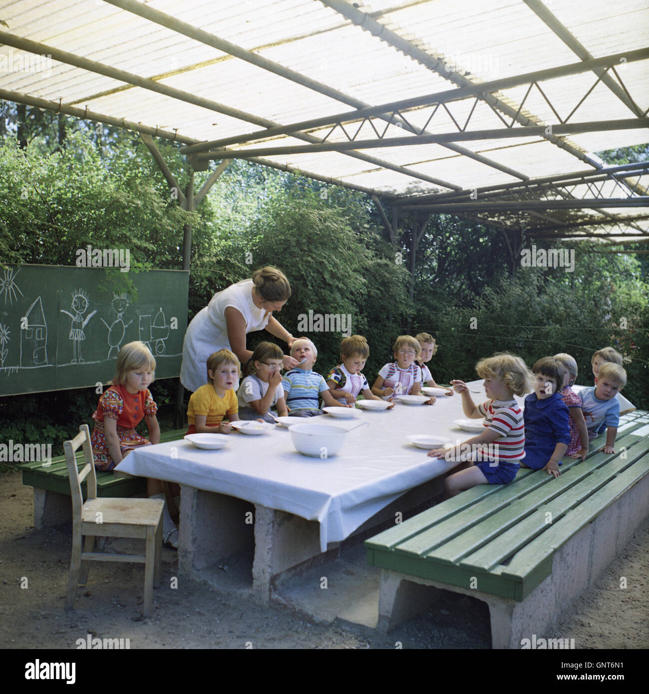 Weimar, DDR, Kinder sitzen im Kindergarten zu Essen an einem Tisch Stockfoto