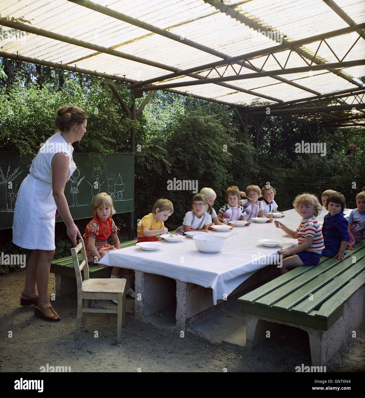Weimar, DDR, Kinder sitzen im Kindergarten zu Essen an einem Tisch Stockfoto