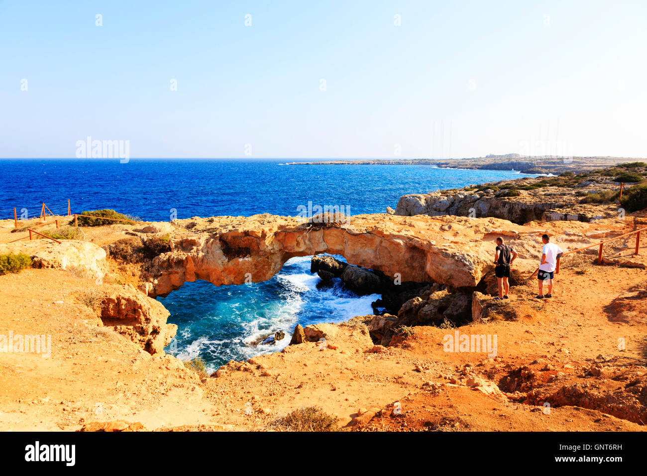 Touristen bewundern die natürlichen Steinbogen, Kamara Spielzeug Koraka, Cape Greko, Ammochostos, Zypern. Stockfoto