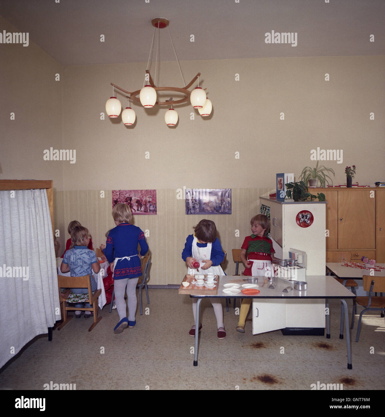 Kinderbetreuung ddr -Fotos und -Bildmaterial in hoher Auflösung – Alamy