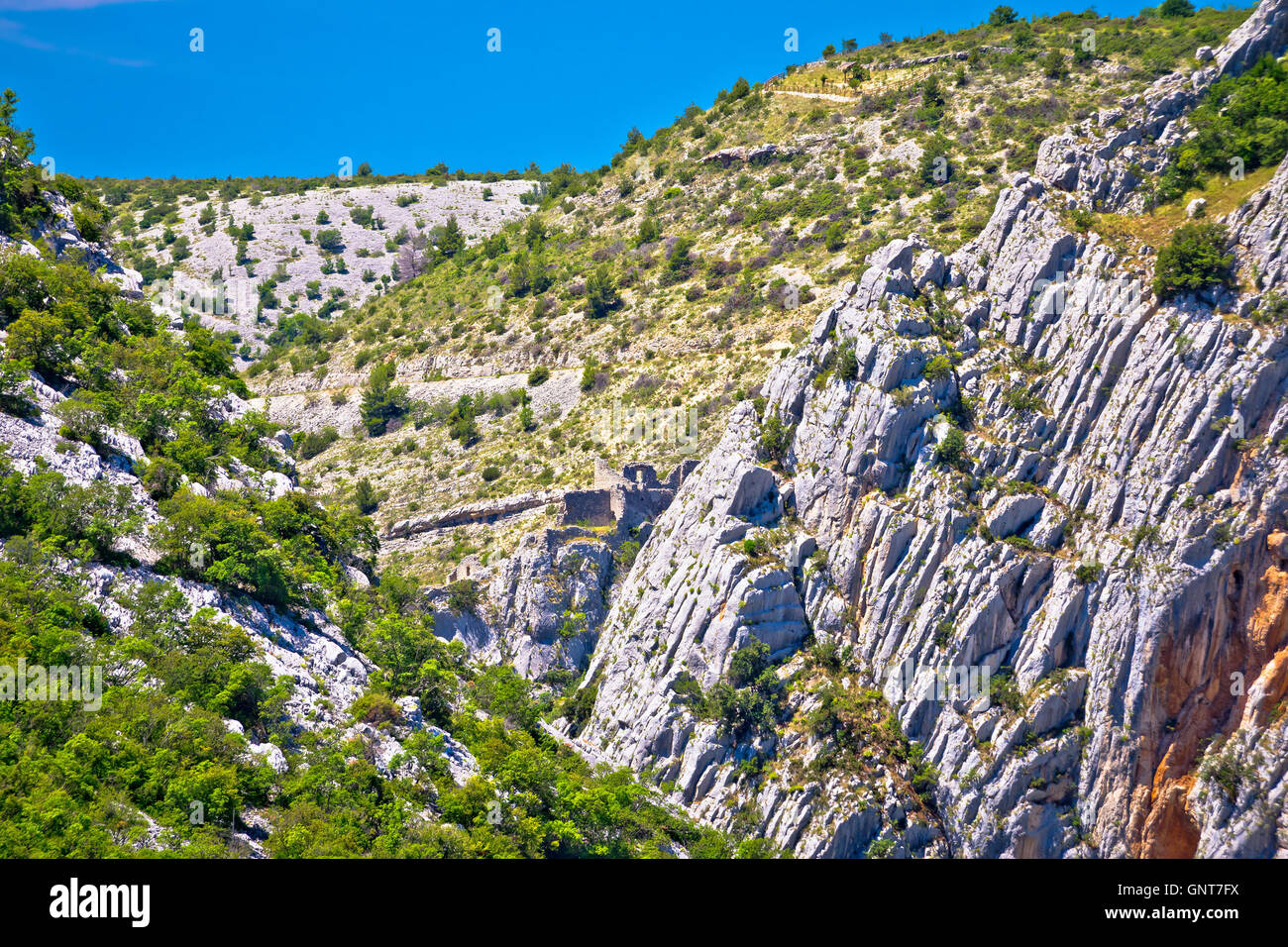 Cikola-River-Canyon und Kljucica Festungsruinen zu sehen, im Landesinneren Dalmatien, Kroatien Stockfoto
