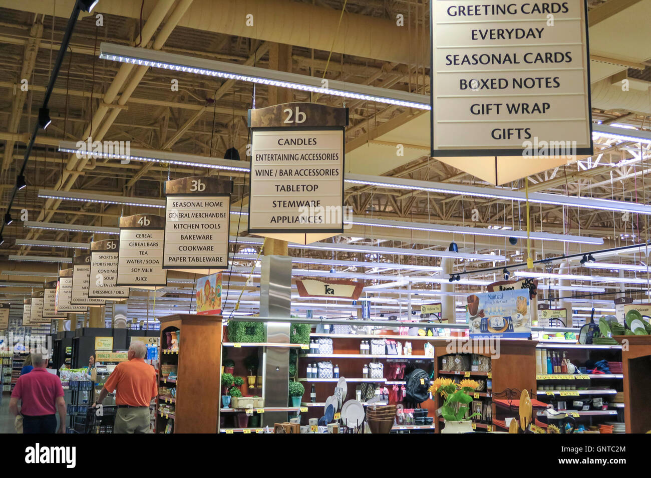 Übersicht der Shop-Interieur mit Gang Signs, Wegmans Lebensmittelgeschäft, Westwood, Massachusetts, USA Stockfoto