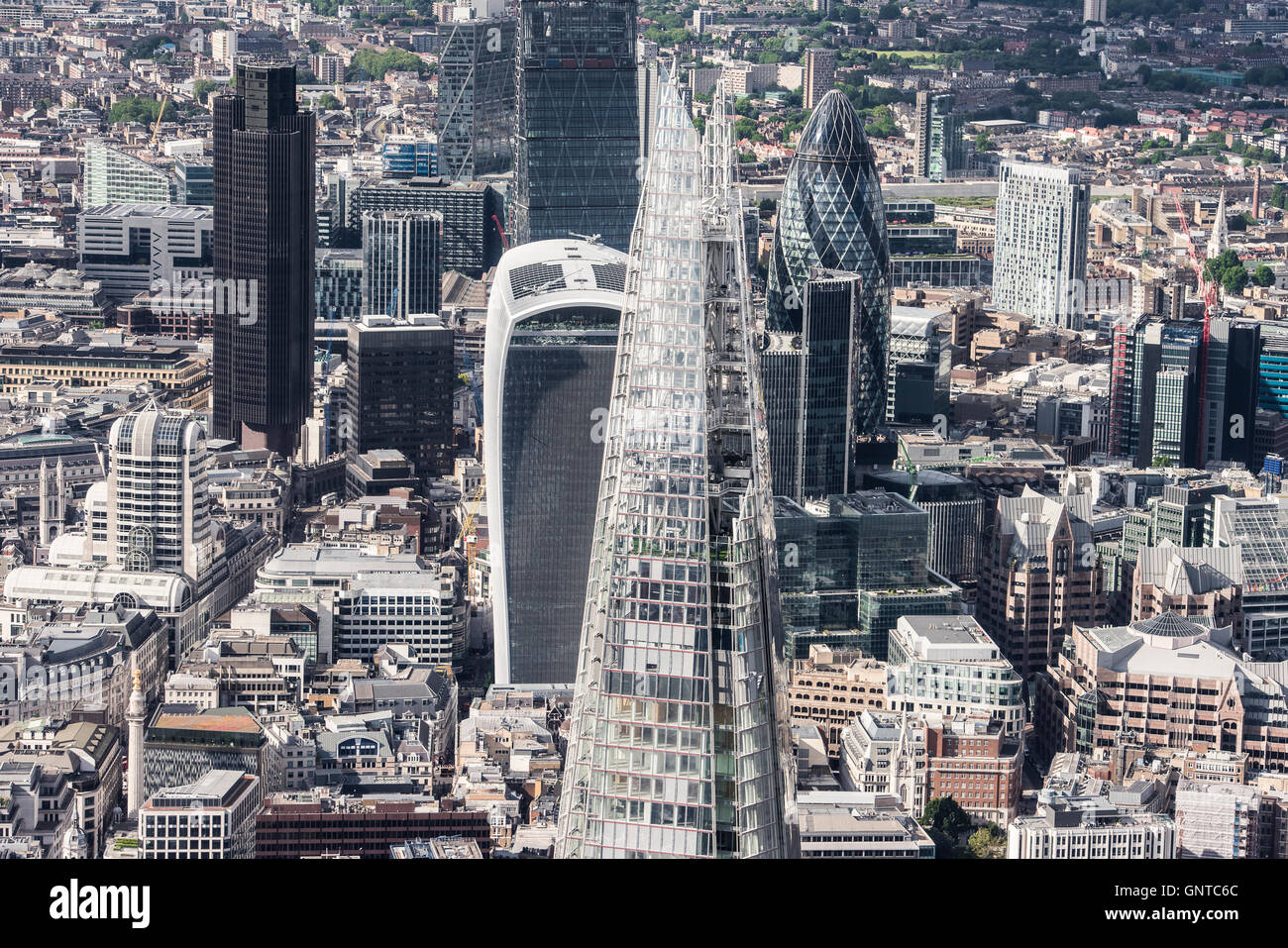 Der Londoner City-Blick vom Hubschrauber, Splitter und Gurke in Sicht Stockfoto