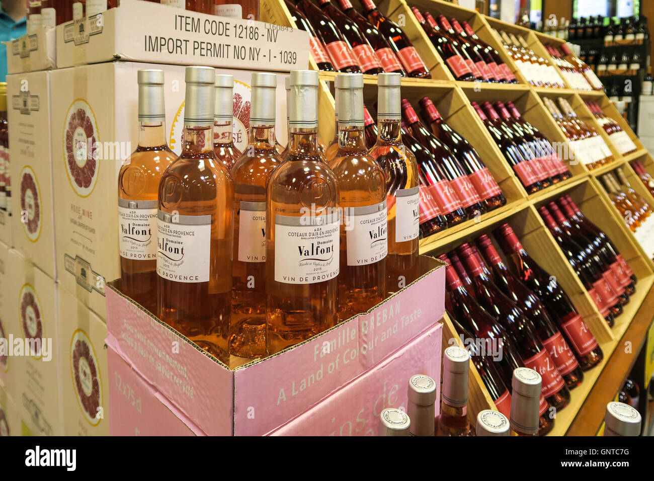 Wein-Display bei Wegmans Lebensmittelgeschäft, Westwood, Massachusetts, USA Stockfoto