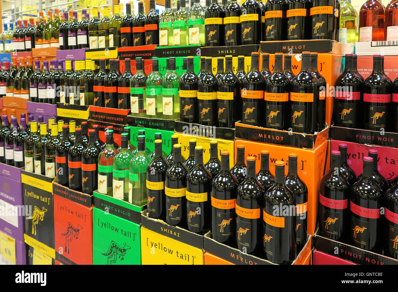 "Yellow Tail" Wein-Display in Wegmans Lebensmittelgeschäft, Westwood, Massachusetts, USA Stockfoto