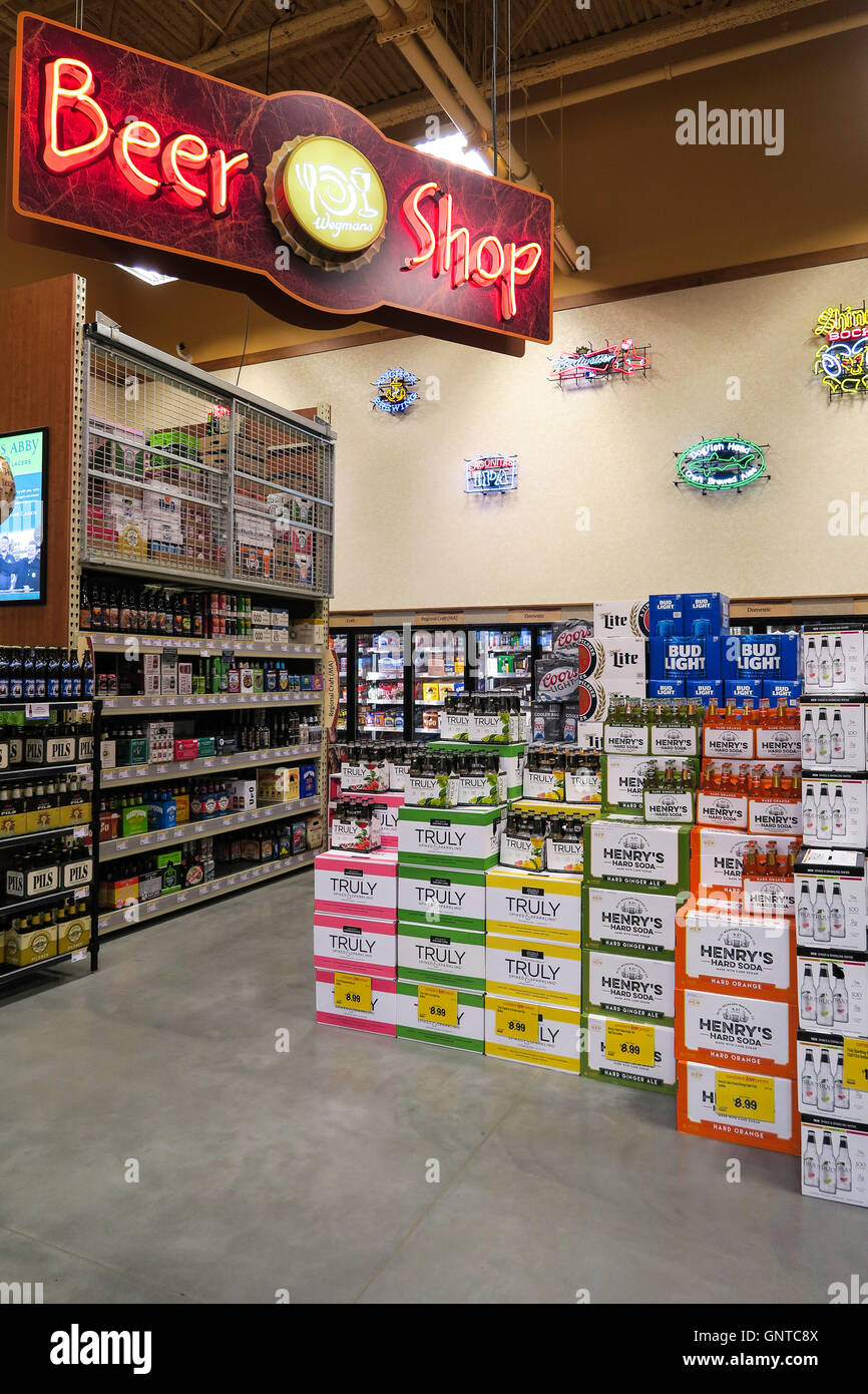 Bier Shop bei Wegmans Lebensmittelgeschäft, Westwood, Massachusetts, USA Stockfoto