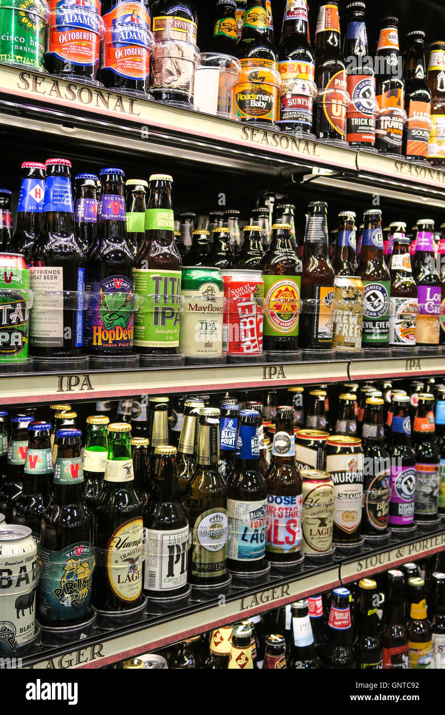 Abschnitt "Craft Beer" am Wegmans Lebensmittelgeschäft, Westwood, Massachusetts, USA Stockfoto