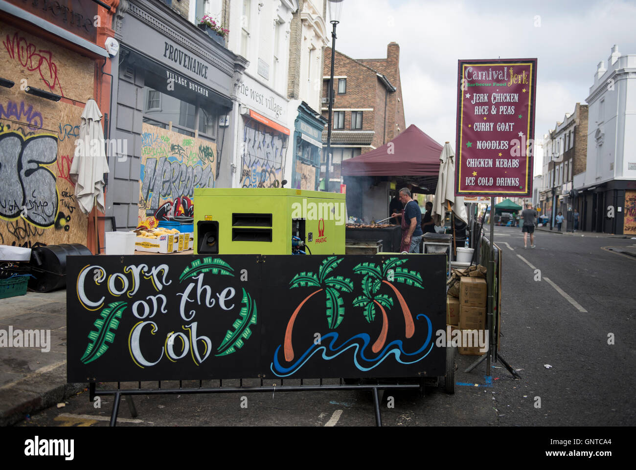 Eine Straße stand "Corn On The Cob" Verkauf karibisches Essen während dem Notting Hill Carnival Stockfoto