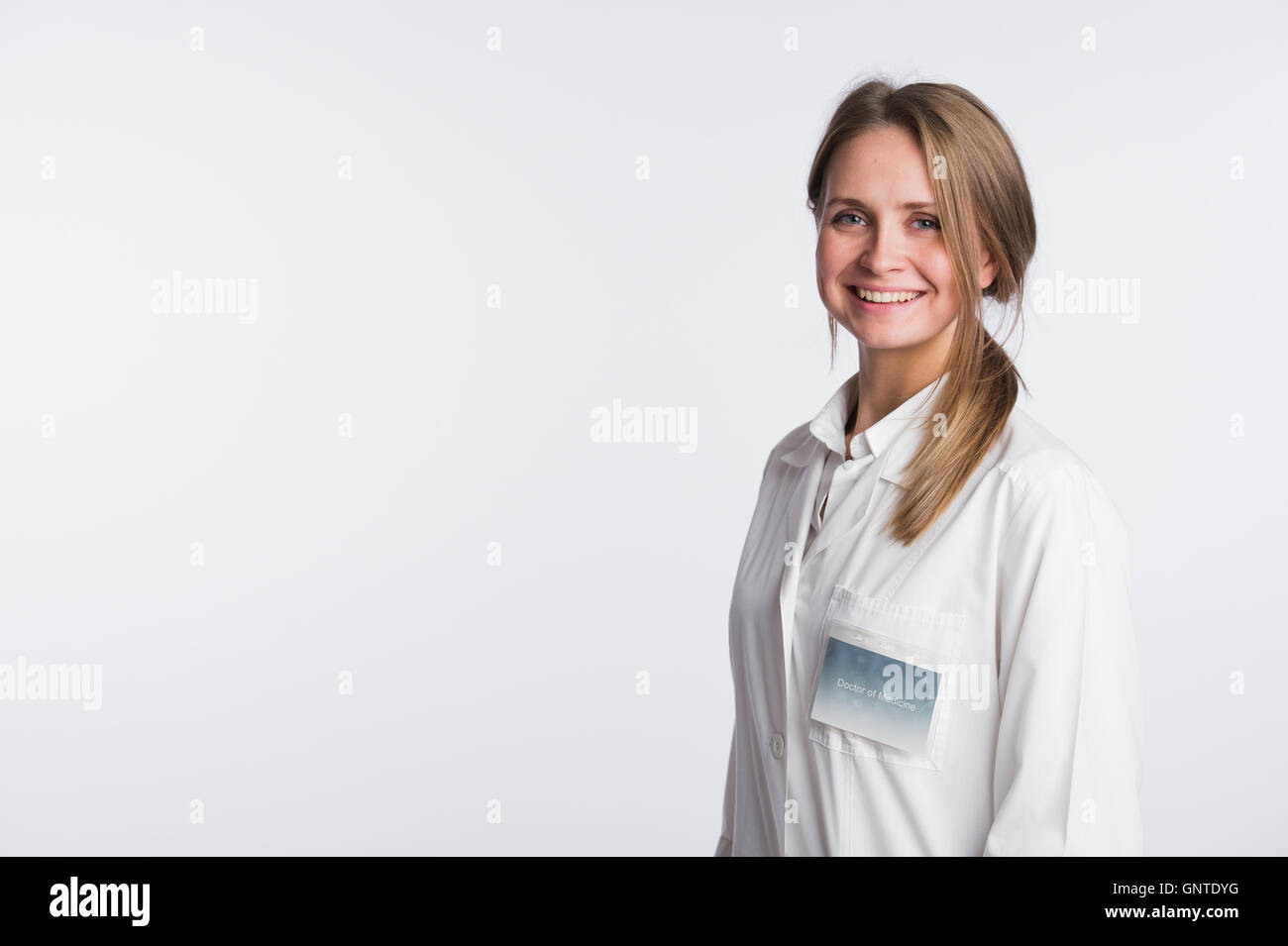 Schöne Krankenschwester Portrait auf weiß mit Textfreiraum Stockfoto