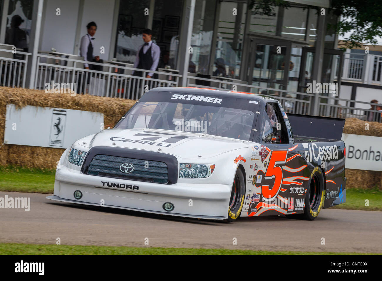 2008 Toyota Tundra Super-LKW mit Fahrer Mike Skinner in 2016 Goodwood Festival of Speed, Sussex, UK. Stockfoto