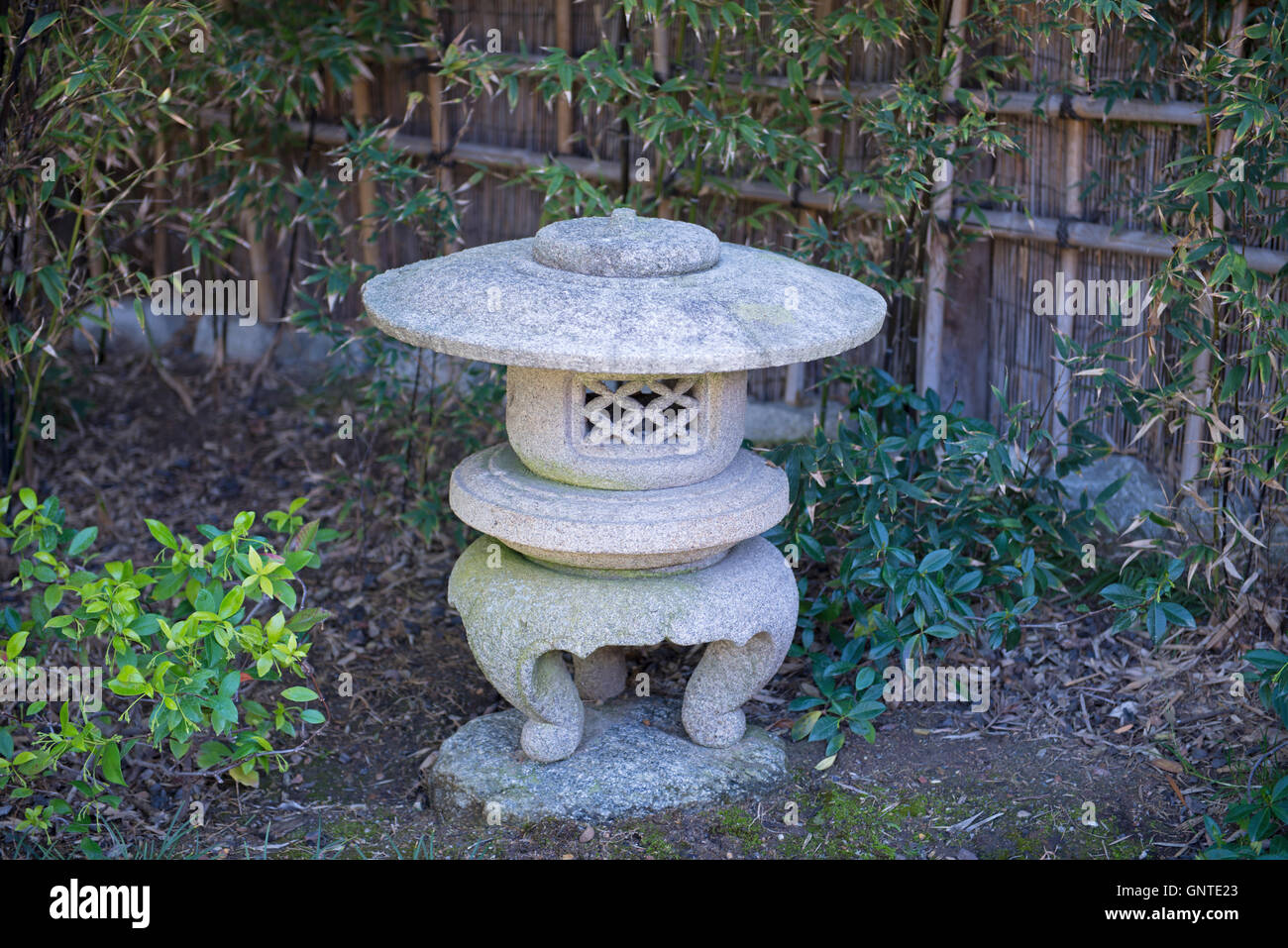 Eine traditionelle japanische Steinlaterne, umgeben von Bambus und Grünpflanzen im Japanischen Freundschaftsgarten im Balboa Park in San Diego. Stockfoto