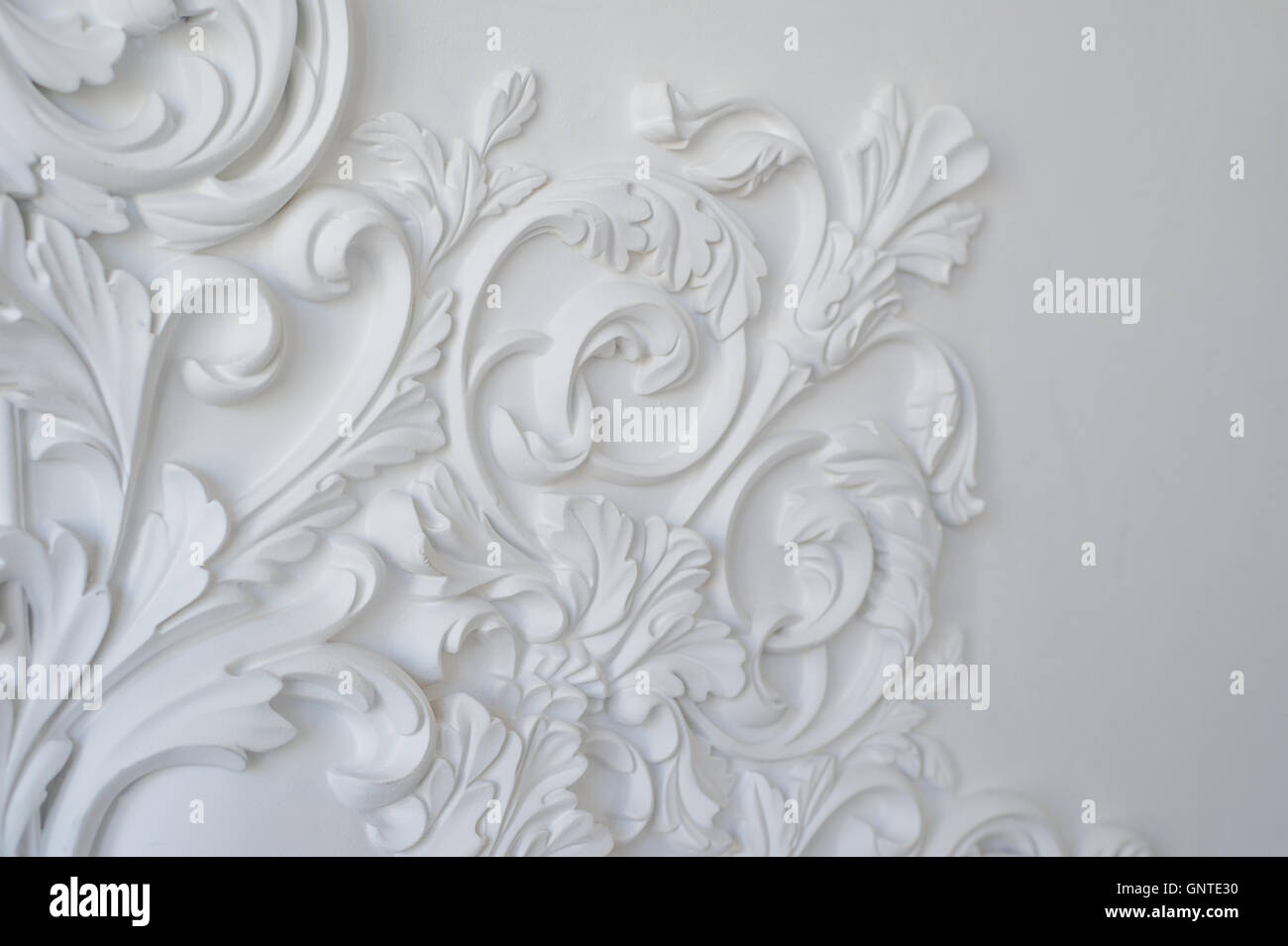 Weiße Wand-Spritzgießen mit geometrischen Formen und Fluchtpunkt. Horizontale Stockfoto