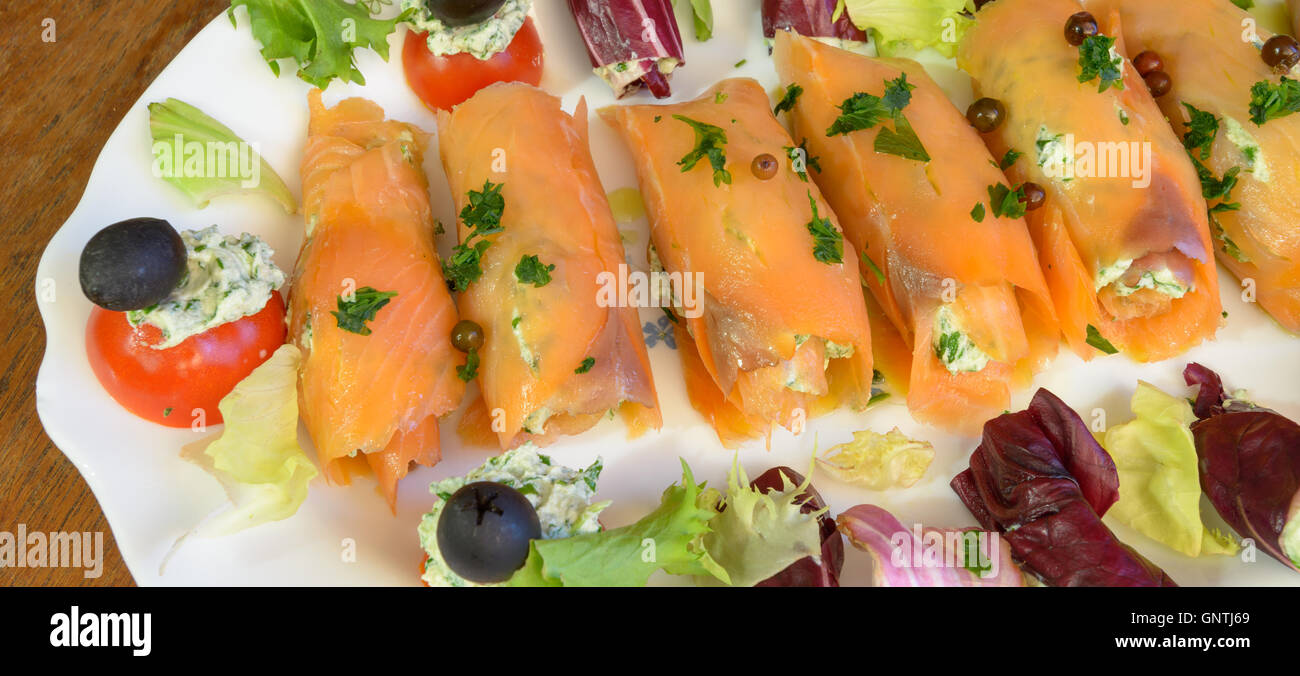 Wunderbare und köstliche geräucherter Lachs Brötchen mit Salat Tomaten Oliven und Käse Stockfoto