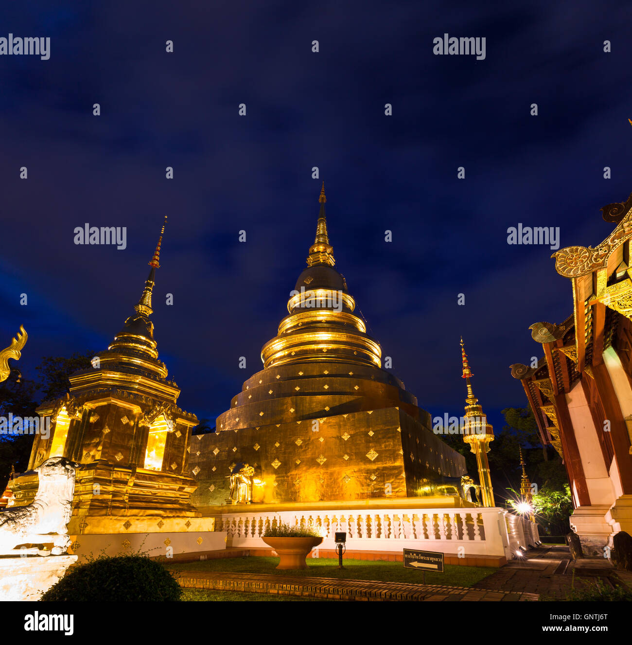 Goldene Stupa von Wat Phra Singh in der Abenddämmerung, Chiang Mai, Thailand Stockfoto