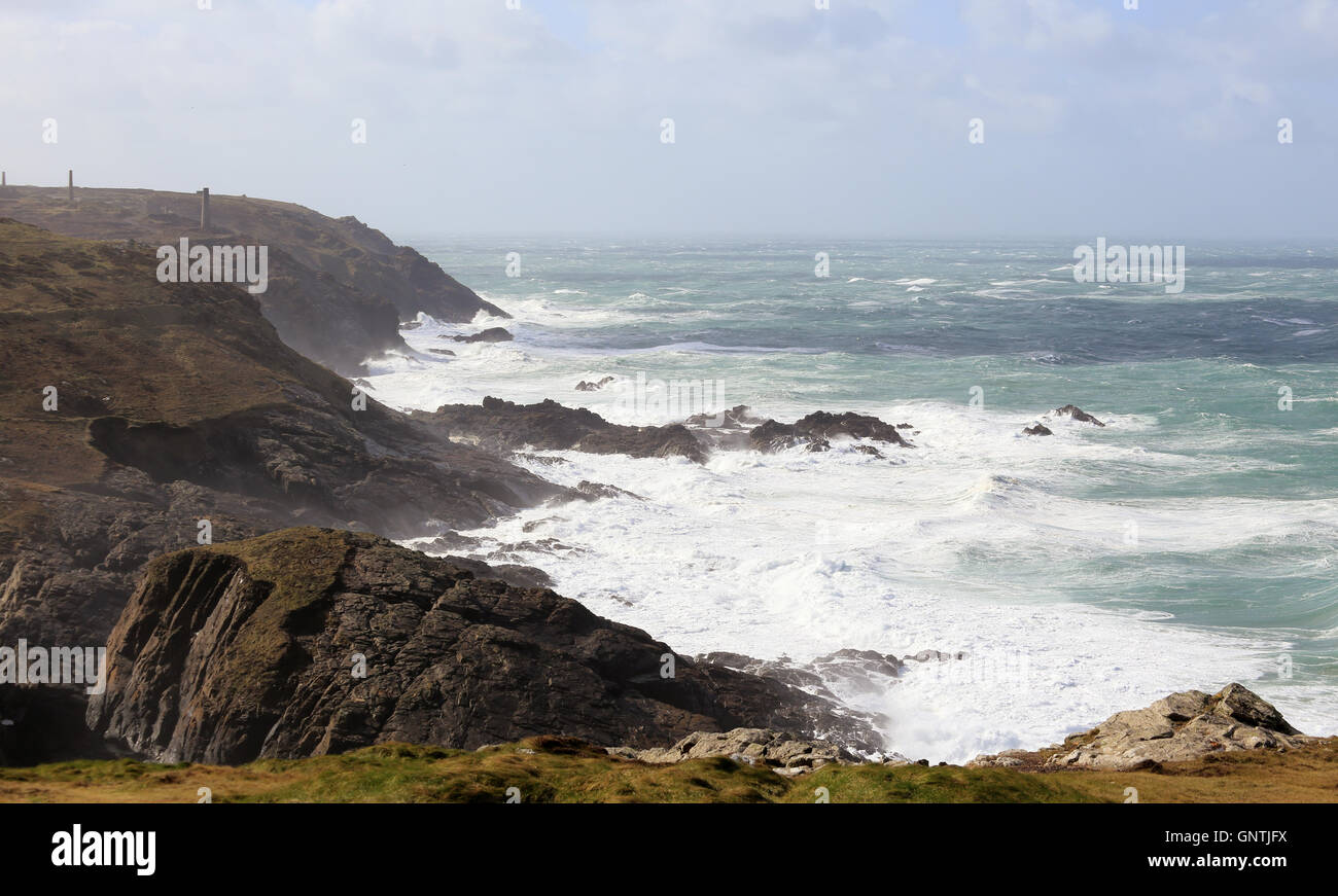 Der Weltkulturerbe-Küste südlich von Pendeen Watch an einem stürmischen Tag, Cornwall, England, UK. Stockfoto