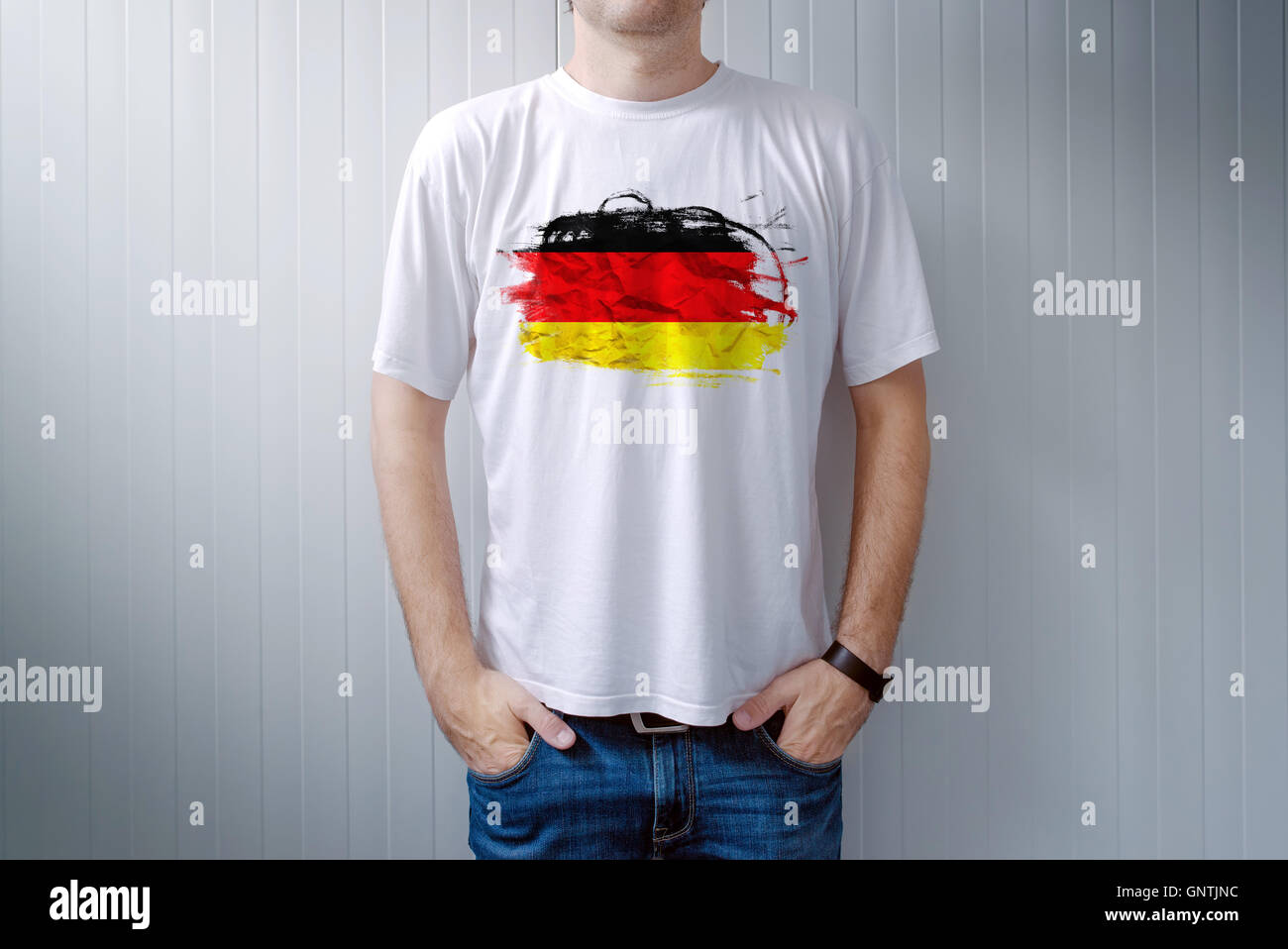 Mann mit weißem Hemd mit deutscher Flagge drucken, Erwachsene männliche Person, die Unterstützung von Deutschland Stockfoto