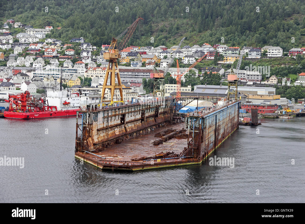 Schwimmende Dry Dock vertäut im Hafen, Bergen, Norwegen Stockfoto