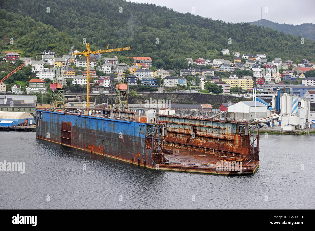 Schwimmende Dry Dock vertäut im Hafen, Bergen, Norwegen Stockfoto