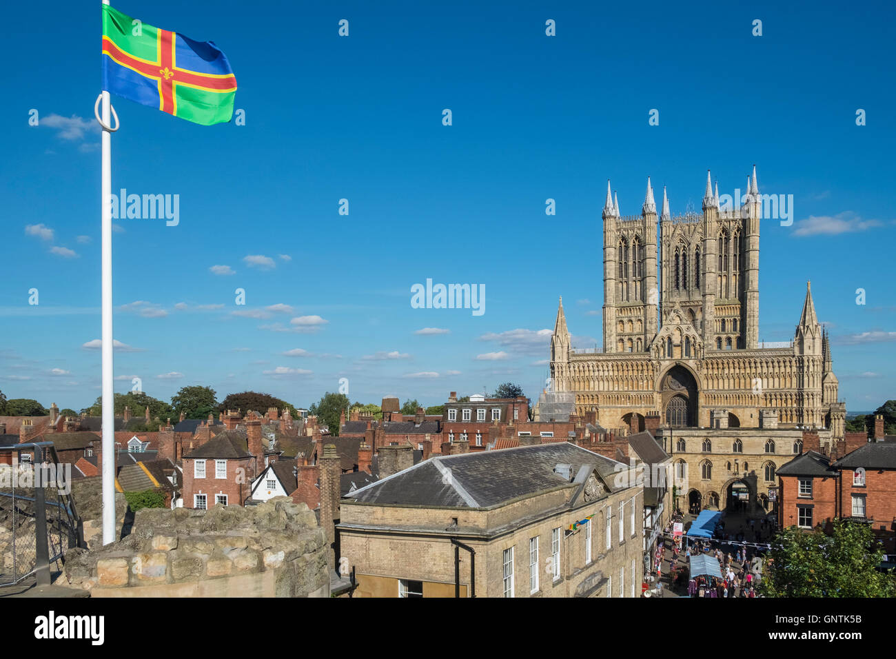 Historische Stadt Lincoln, Großbritannien, mit Lincoln Dom im Hintergrund, und Lincolnshire County Flag im Vordergrund. Stockfoto