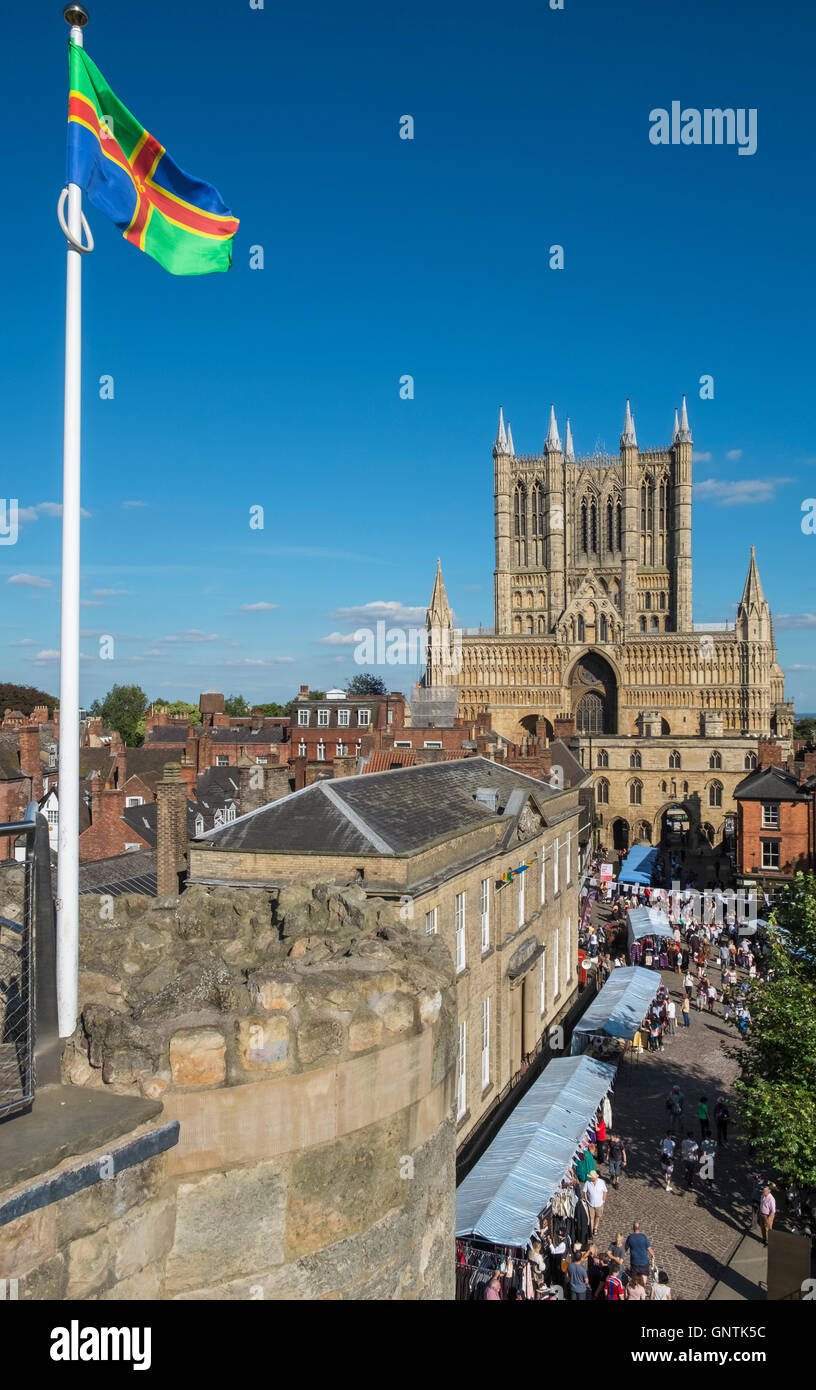 Historische Stadt von Lincoln, UK, mit Lincoln Kathedrale im Hintergrund und der Grafschaft Lincolnshire Fahne im Vordergrund. Stockfoto