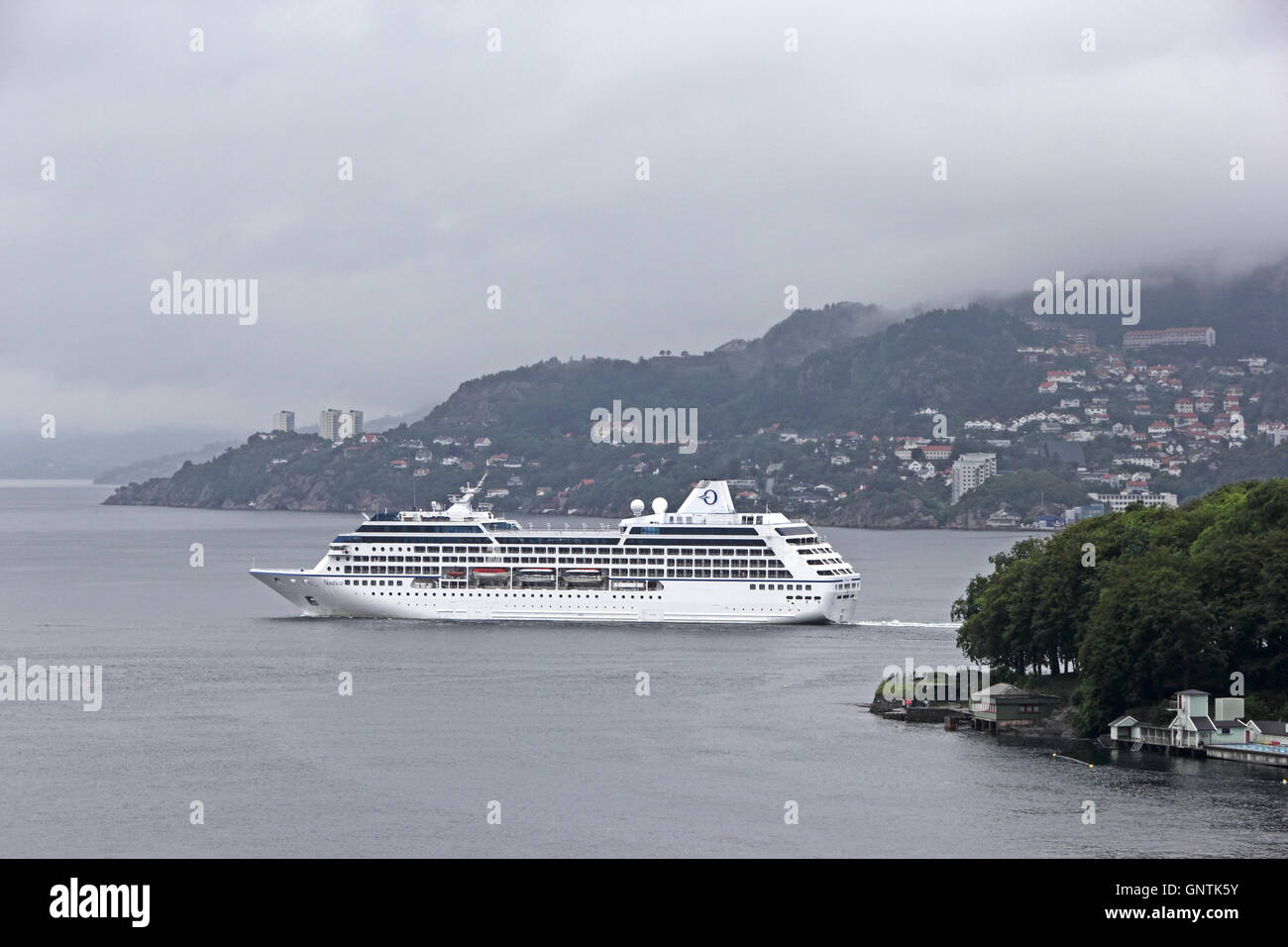 Kreuzfahrt Schiff Nautica, von Oceania Cruises betrieben, so dass der Hafen von Bergen, Norwegen Stockfoto