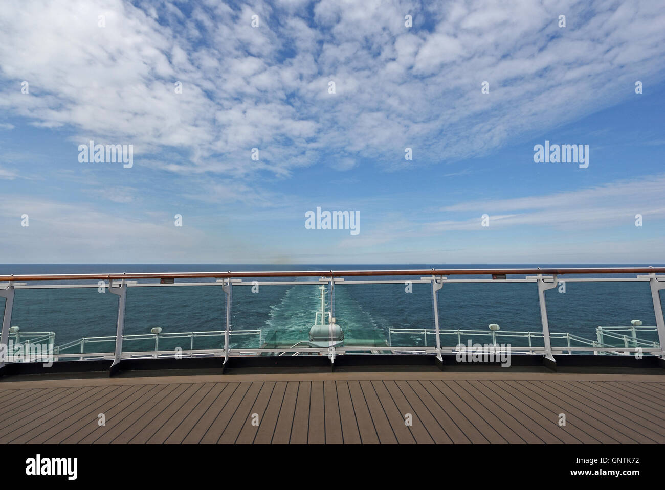 Schiffs Gefolge über verlassene Nordsee vom Kreuzfahrtschiff Stockfoto